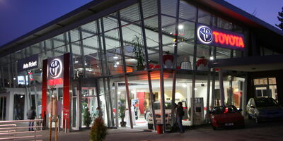 Autohaus Pichert bei Nacht