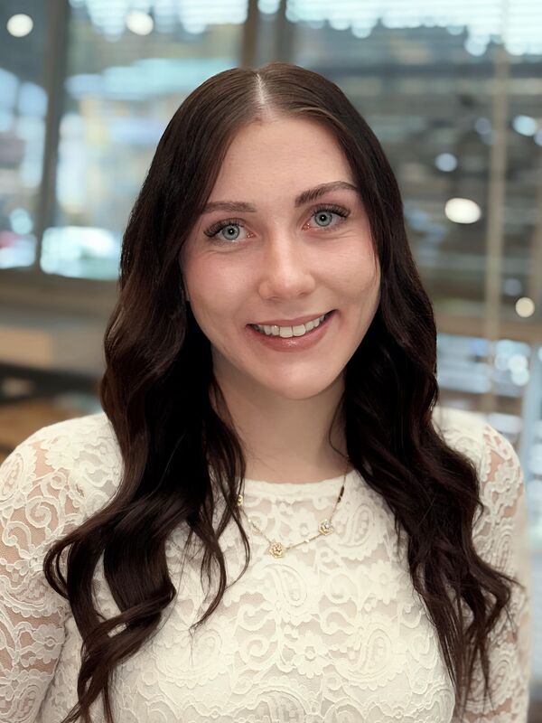 Lächelnde Mitarbeiterin des Pichert-Teams