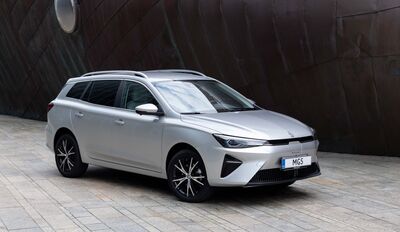 Graues Auto vor Wand