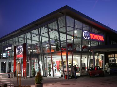 Autohaus Pichert bei Nacht