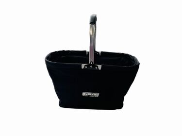 Ein schwarzer Einkaufskorb mit Metallgriff steht aufrecht auf wei&szlig;em Hintergrund.