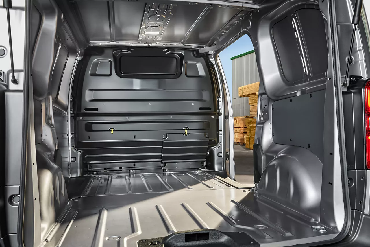Toyota Proace mit Regaleinbau im Laderaum