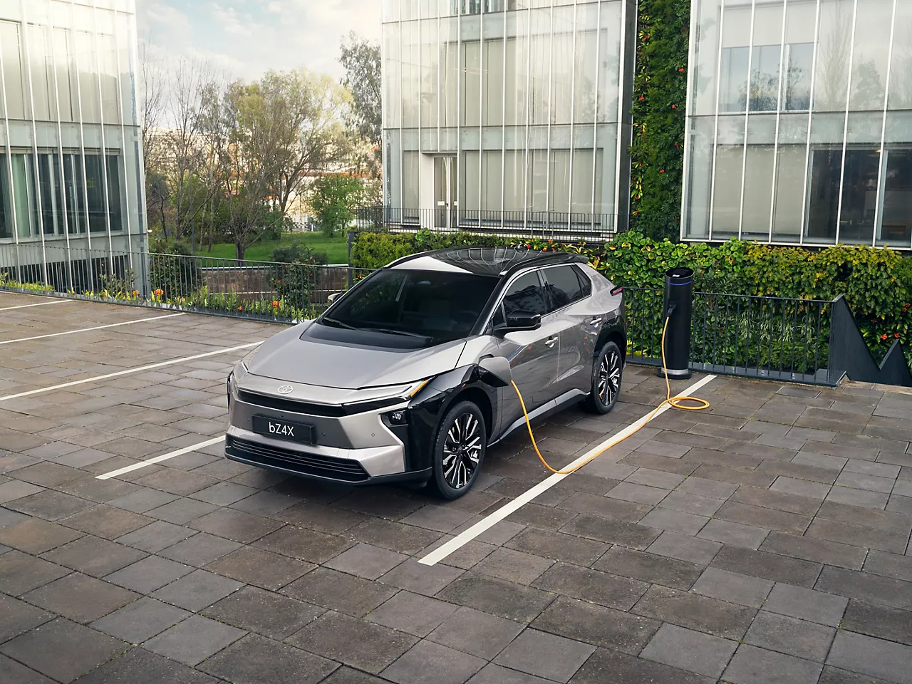 Elektrisches Toyota Nutzfahrzeug an einer Lades&auml;ule
